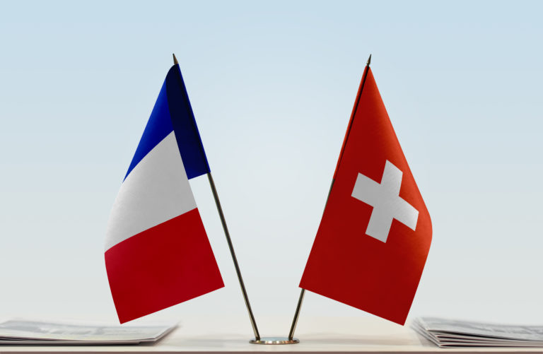 drapeaux de la France et de la Suisse