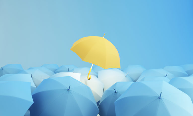 parapluie jaune qui ressort parmi des parapluies gris