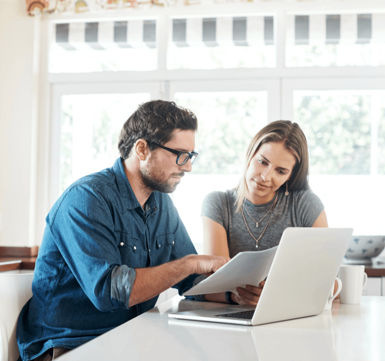 couple qui travaille sur ordinateur