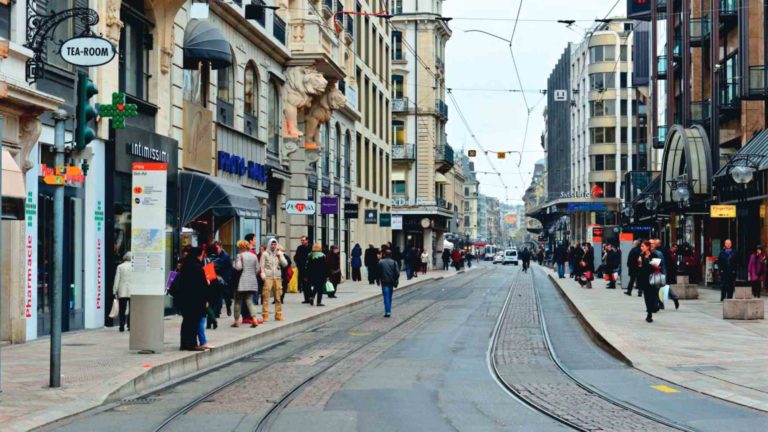 personnes dans une rue de Genève