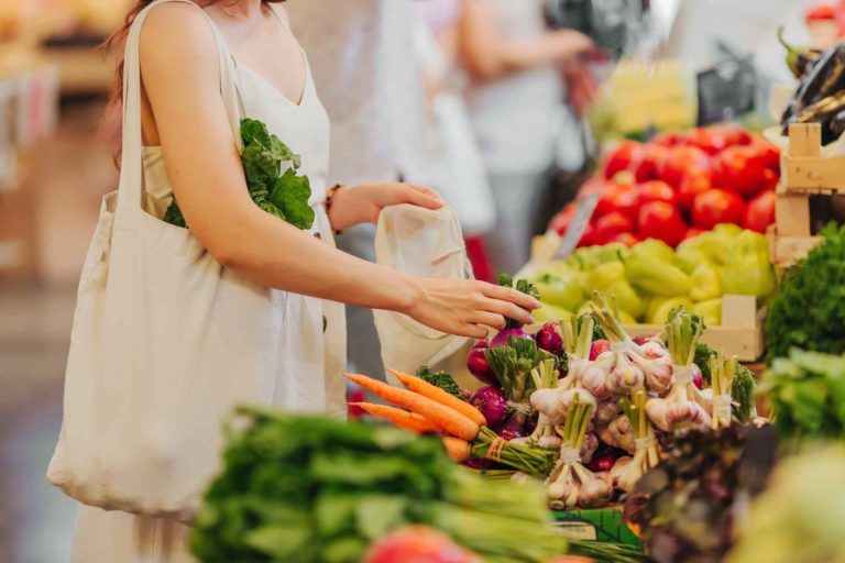 femme au marché légumes