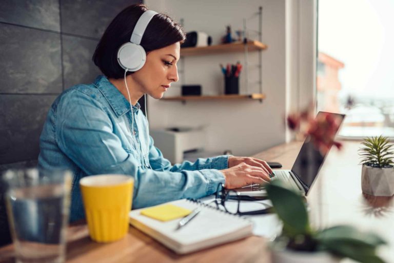 femme en télétravail