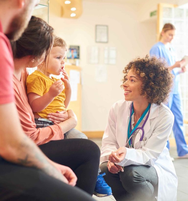 medecin avec une famille