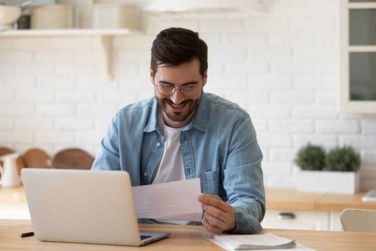 homme qui lit un courrier