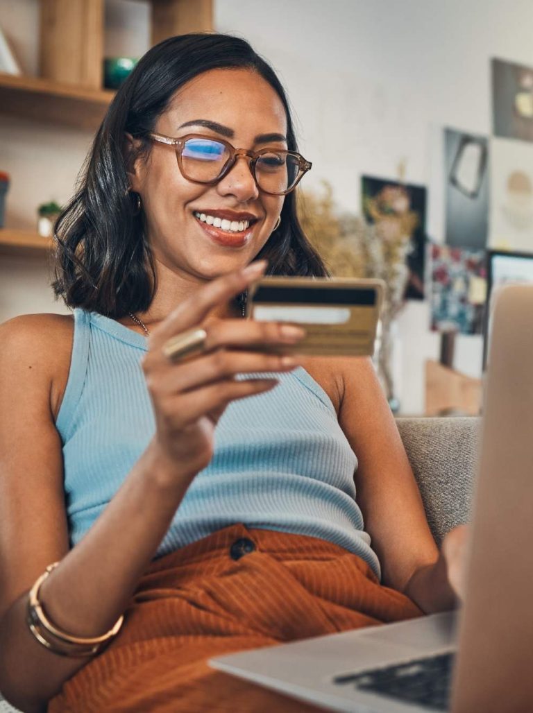 jeune femme avec sa carte de paiement