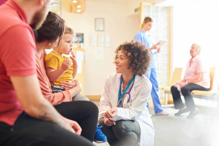 médecin avec famille salle d'attente