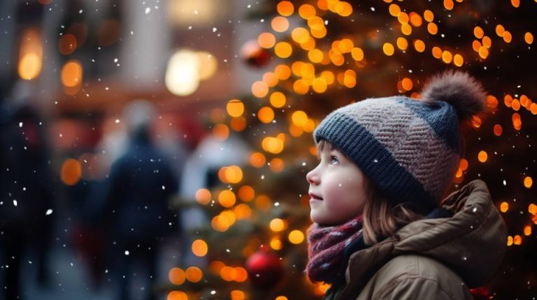 enfant qui regarde la neige tomber