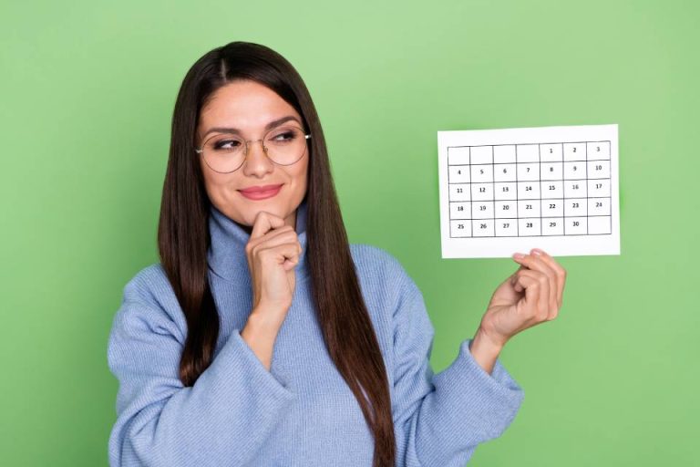 femme qui tient un calendrier