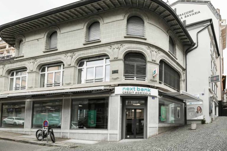 Vitrine de l'agence Crédit agricole next bank de Lausanne