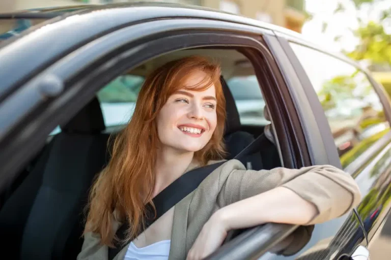 femme frontalière souriante dans une voiture