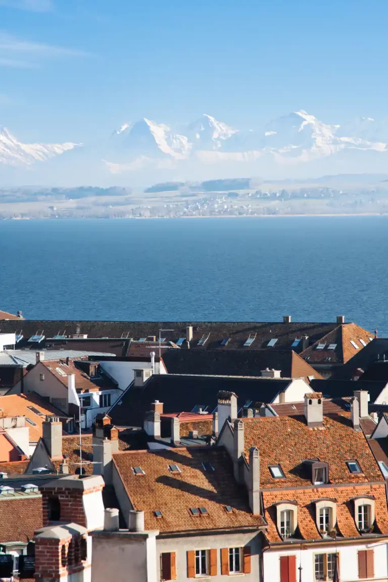 Vue sur les toits de Neuchâtel, le lac et les Alpes