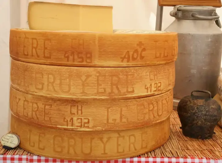 Meules empilées de fromage Gruyère