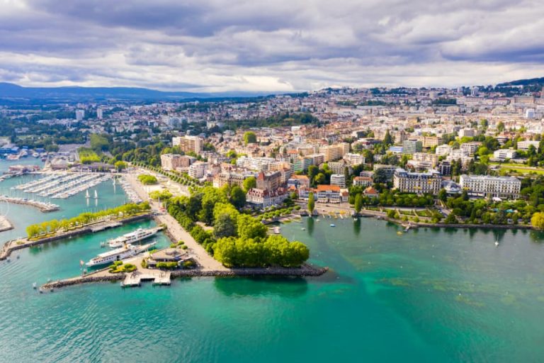 vue aérienne de la ville de Lausanne depuis le lac Léman