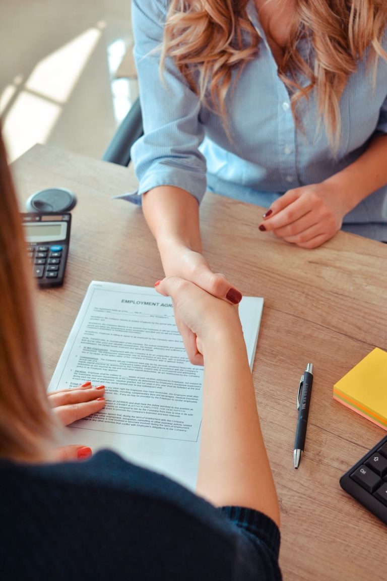Une femme propose une poignée de main pour conclure un accord après une réunion de recrutement