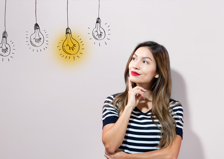 Femme à côté d'illustrations d'ampoules