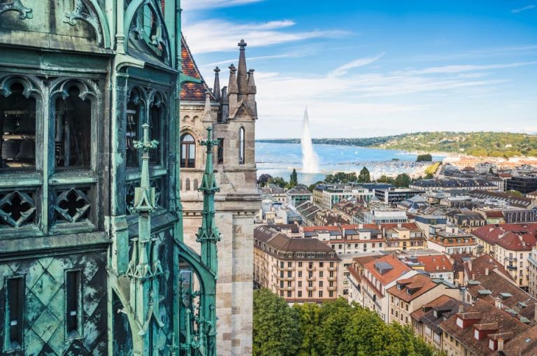 Vue du jet d'eau du lac Léman depuis les toits de Genève