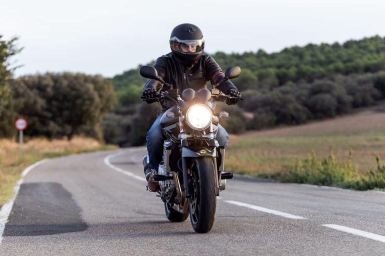 homme à moto sur une route nationale