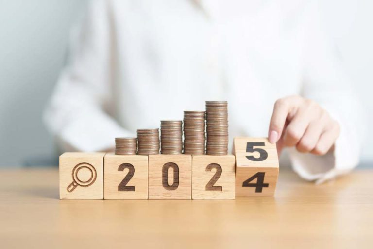 cubes en bois qui tournent et représentent le passage de 2024 à 2025