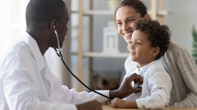 médecin qui ausculte un patient enfant