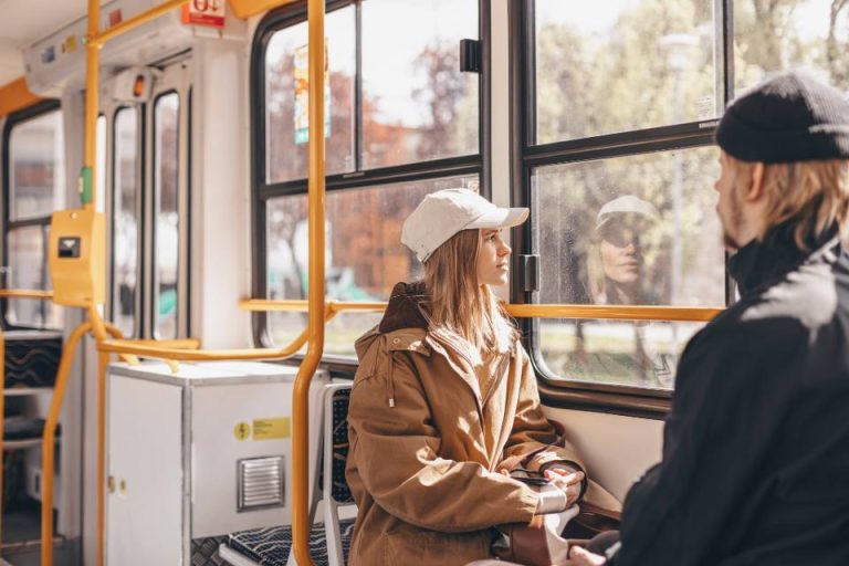 Deux passagers assis dans le tramway