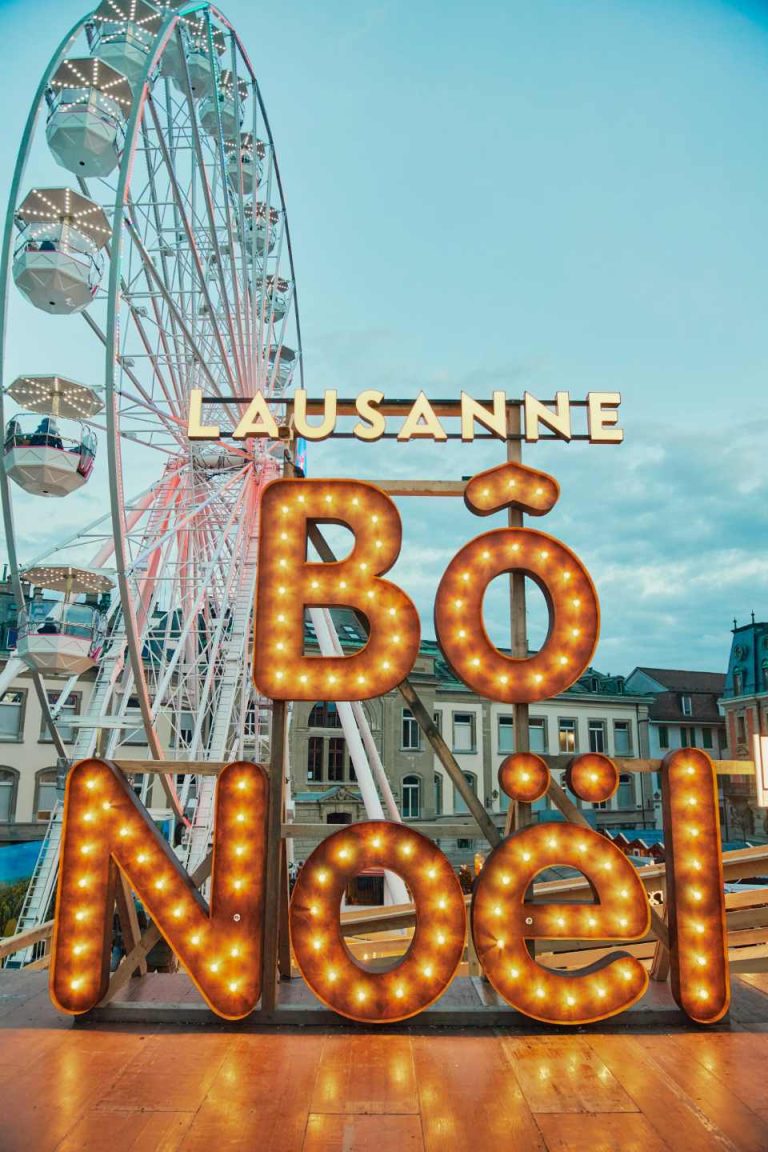 grand roue et enseigne lumineuse de Lausanne Bô Noël