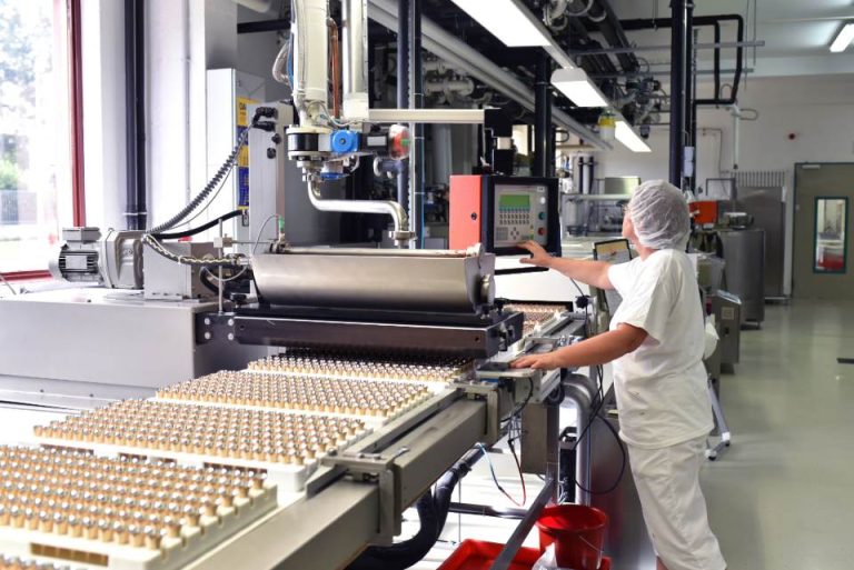 Personne travaillant dans une usine