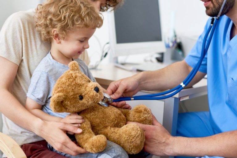 visite médicale d'un enfant