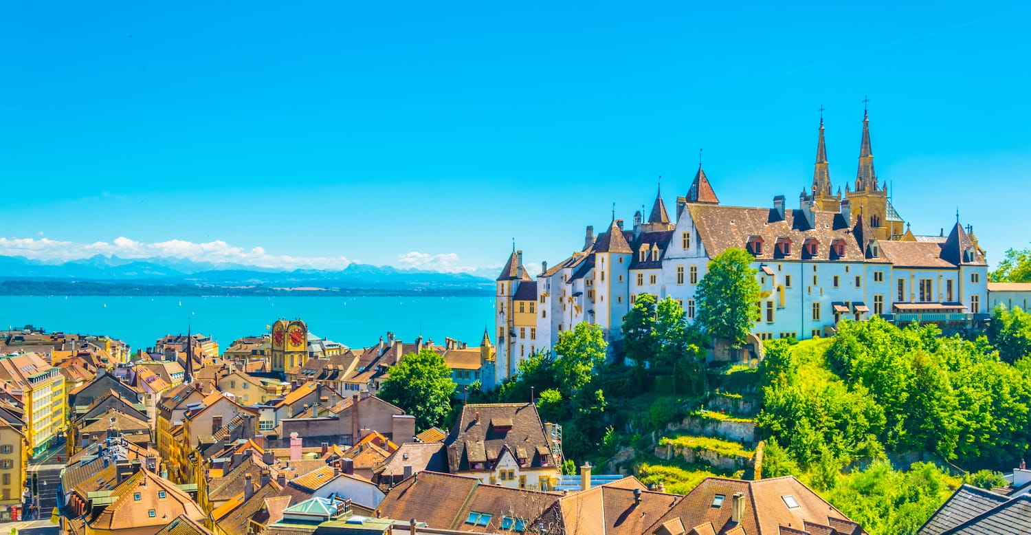 Photo de la ville de Neuchâtel avec le Lac Léman en fond