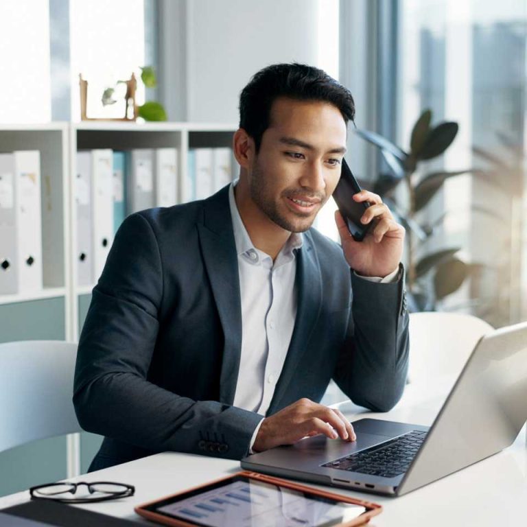conseiller bancaire au téléphone