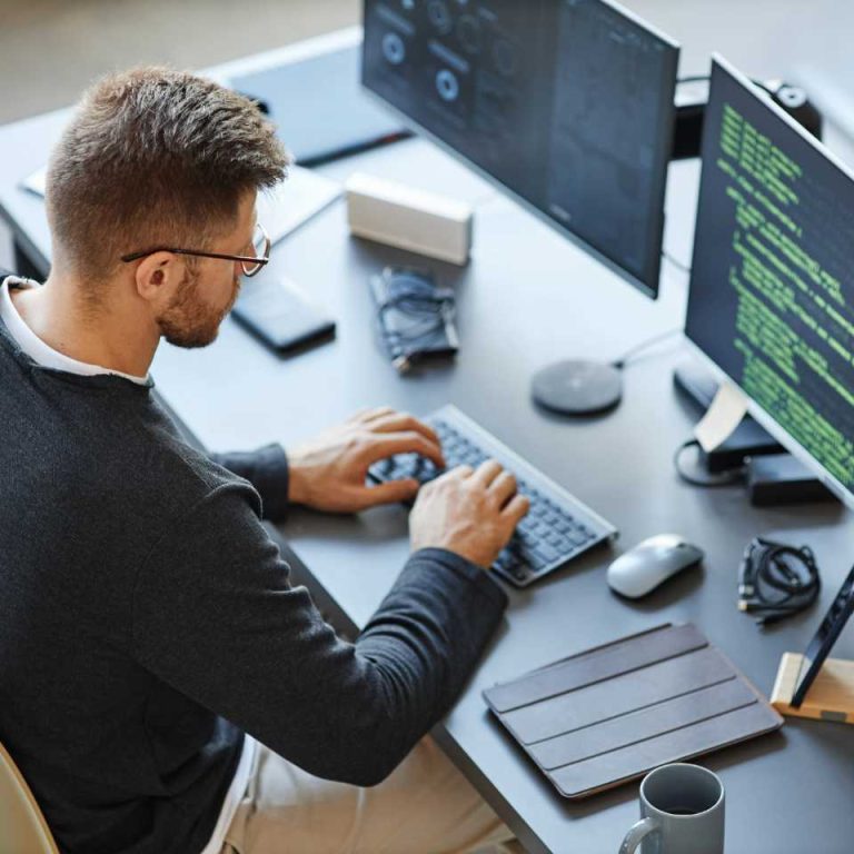 développeur de logiciels au travail