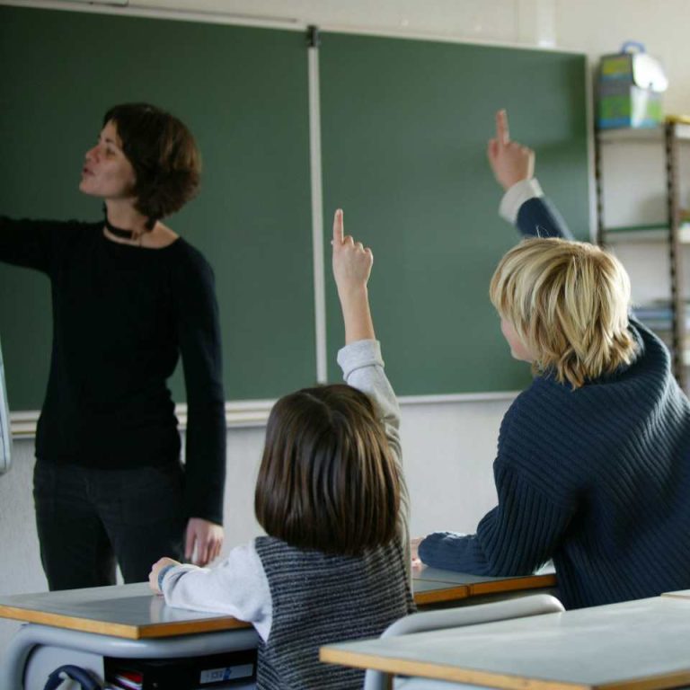 enseignante avec sa classe de primaire
