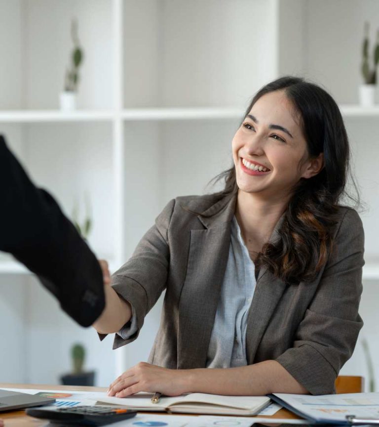 femme serrant la main à un candidat