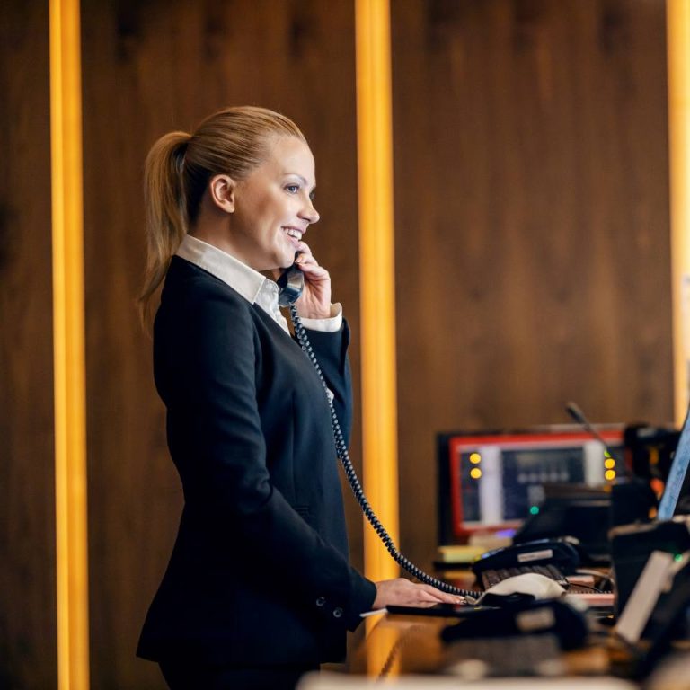 réceptionniste d'hôtel au téléphone