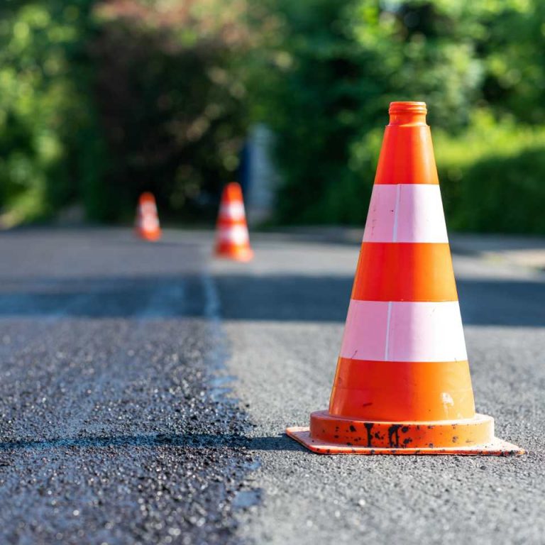 cônes sur route en travaux