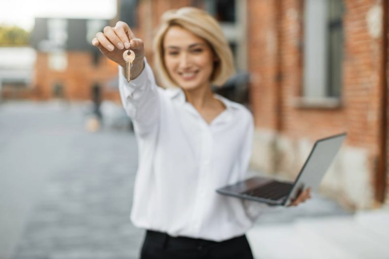 femme agent immobilier qui tient des clés dans sa main