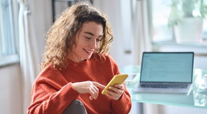 femme qui regarde son téléphone portable