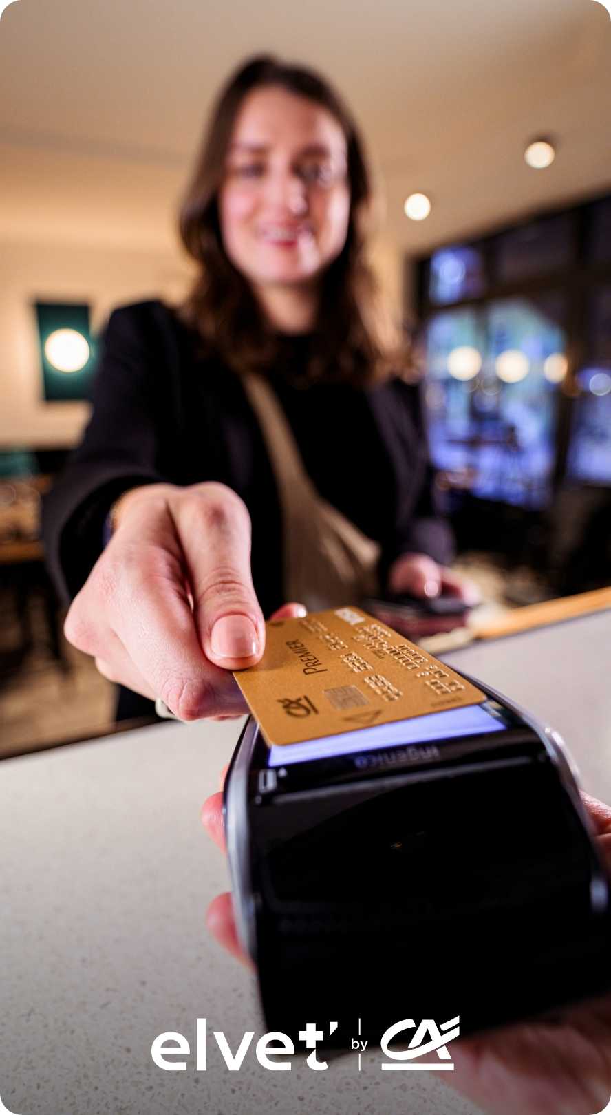 femme qui paye par sa carte bancaire elvet'
