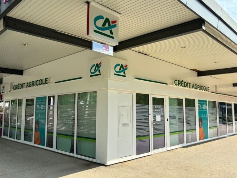 Vitrine d'une agence du Crédit Agricole