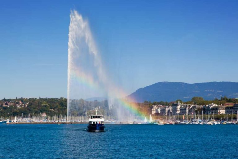 bateau sur le lac léman devant le jet d'eau de Genève