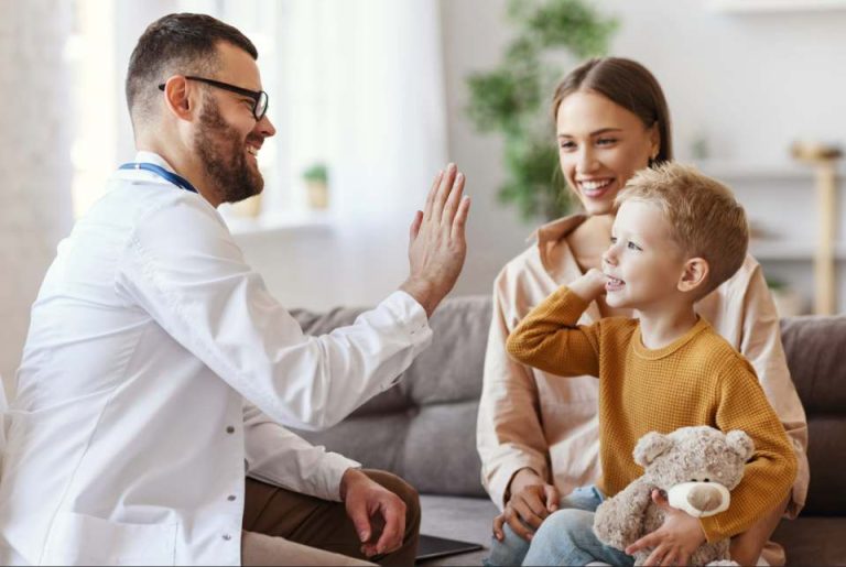 Médecin qui tape dans la main d'un enfant après une consultation