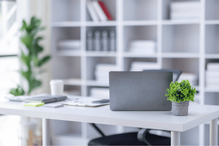 bureau vide, sans personne