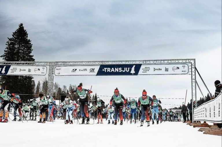 Participants à la course de la Tranju passant sous l'ache de départ