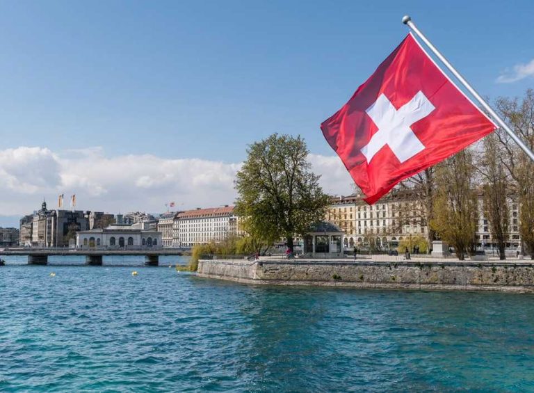 drapeau suisse avec Genève et son lac en fond