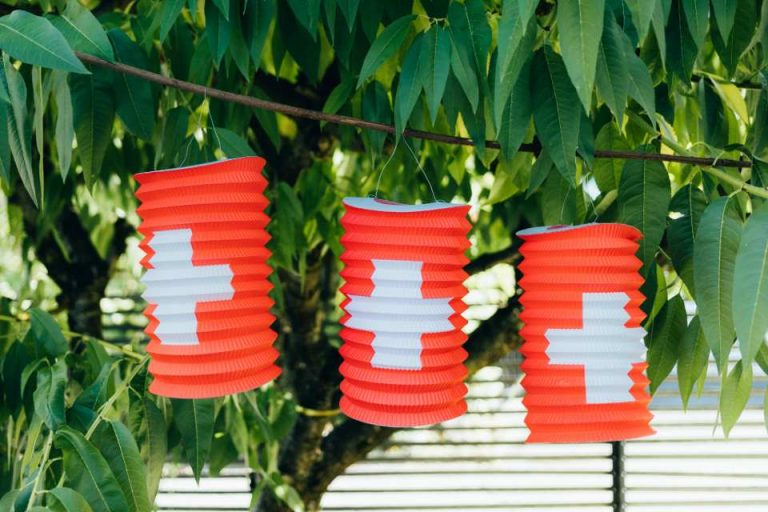 fanions suspendus avec le drapeau suisse pour la fête nationale