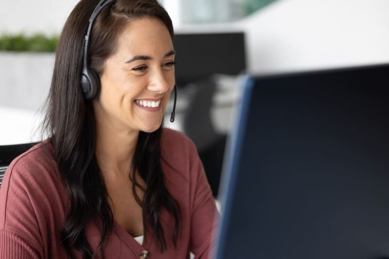 conseillère bancaire au téléphone