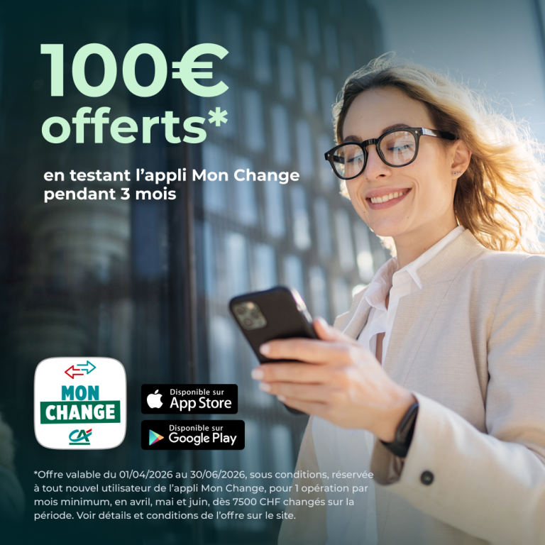 Femme qui regarde son téléphone et offre de bienvenue sur l'appli Mon Change 100 euros offerts