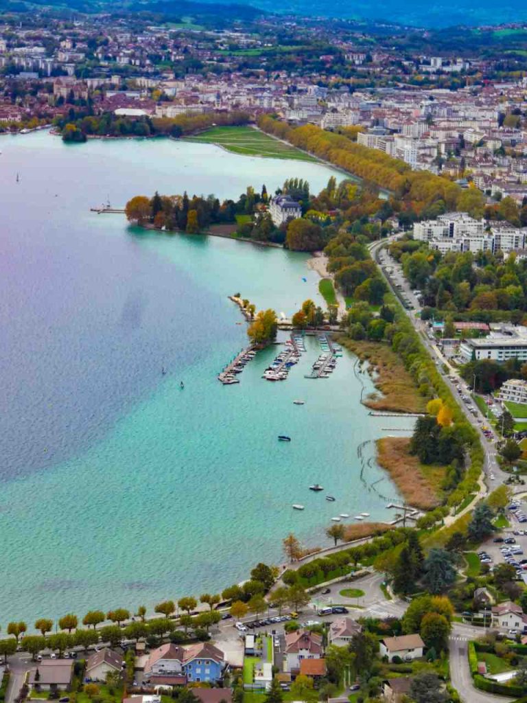 Vue aérienne d'Annecy et de son lac