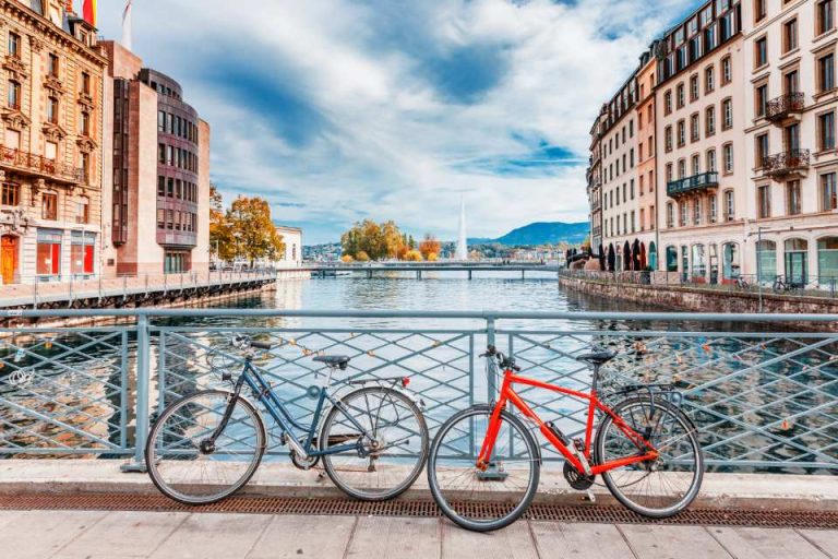 vélo sur une barrière à Genève, Suisse