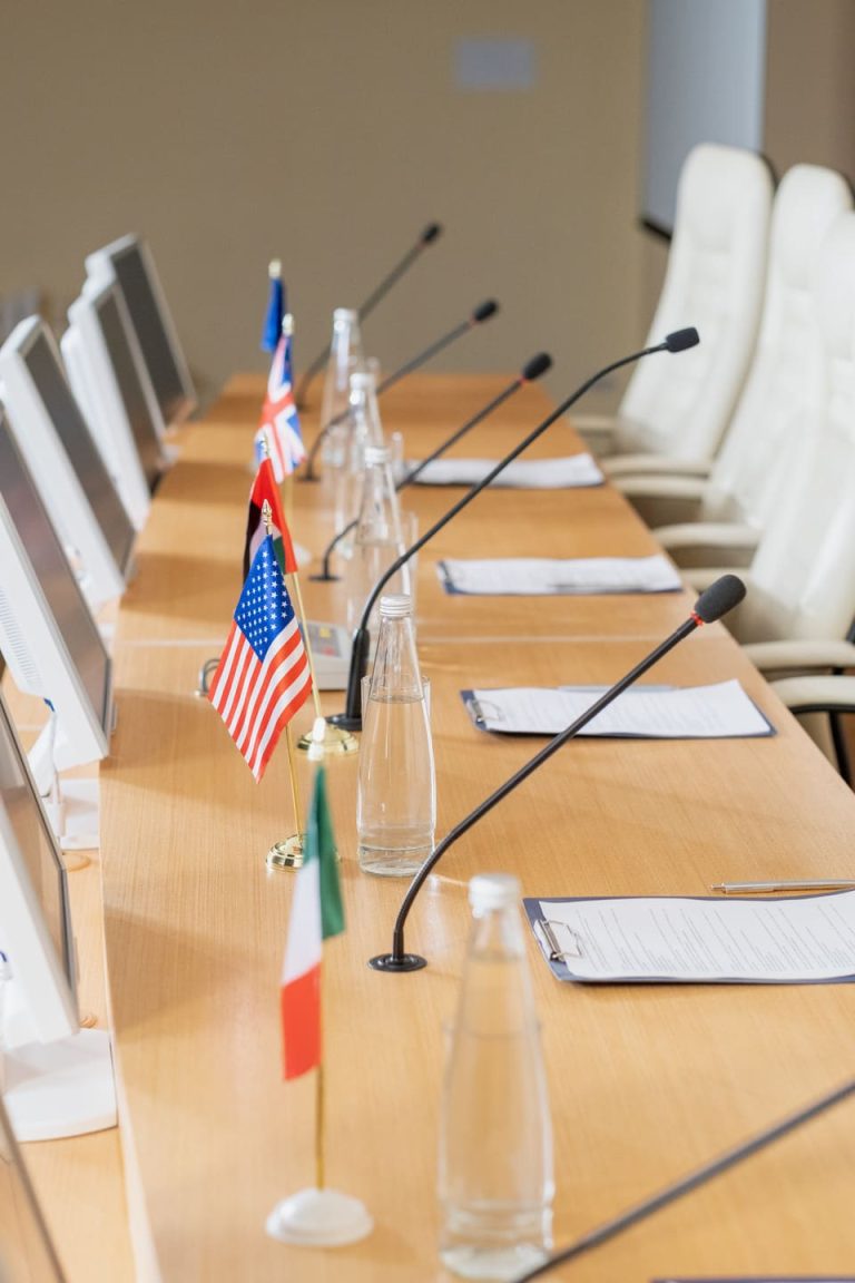 bureau avec les drapeaux des pays du G7