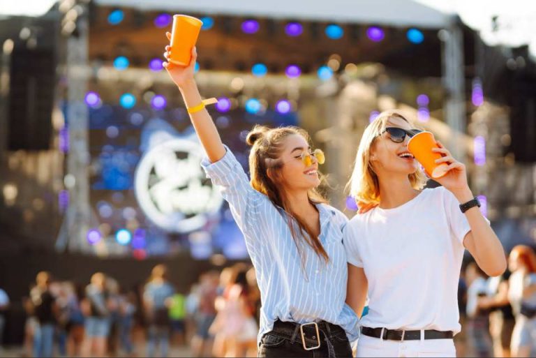 femmes qui dansent à un festival de musique